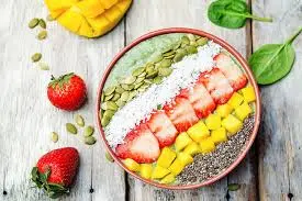 Bol de fruits, graines et végétaux illustrant une alimentation diversifiée