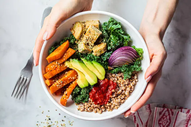 Assiette équilibrée composée de légumes, céréales complètes et protéines